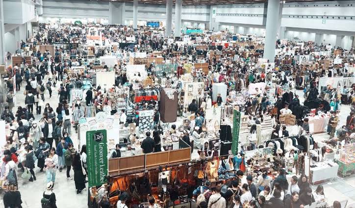 Independent artists exhibiting paintings, sculptures, and crafts inside Tokyo Big Sight