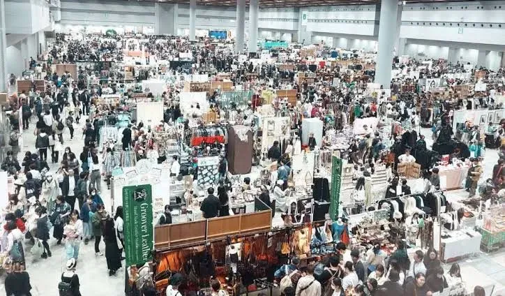 Independent artists exhibiting paintings, sculptures, and crafts inside Tokyo Big Sight