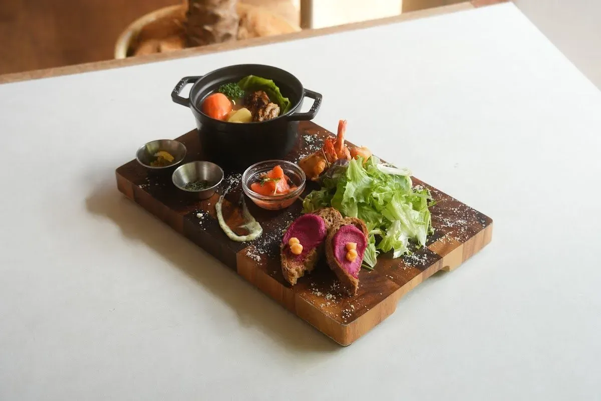 EMBLEM FLOW DINING 2
