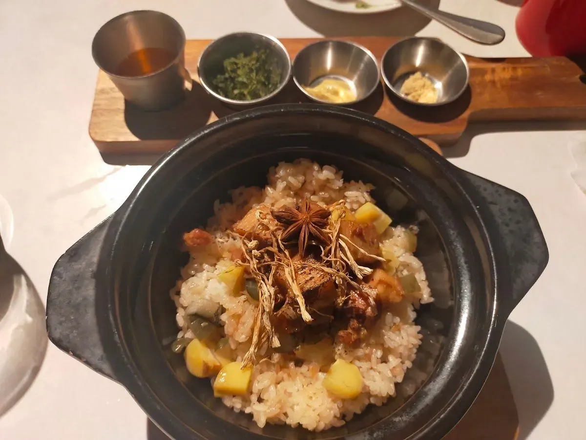 EMBLEM FLOW DINING 4