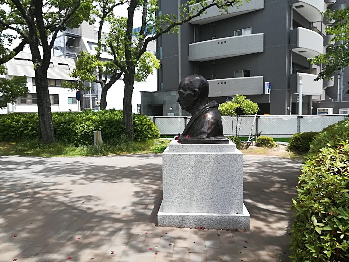 Mahatma Gandhi Statue 4