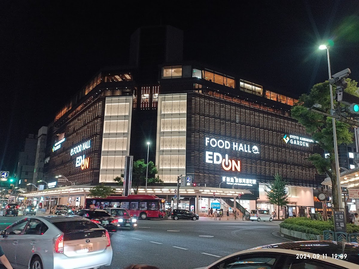 Kyoto Downtown Intersection (Shijo-Kawaramachi)