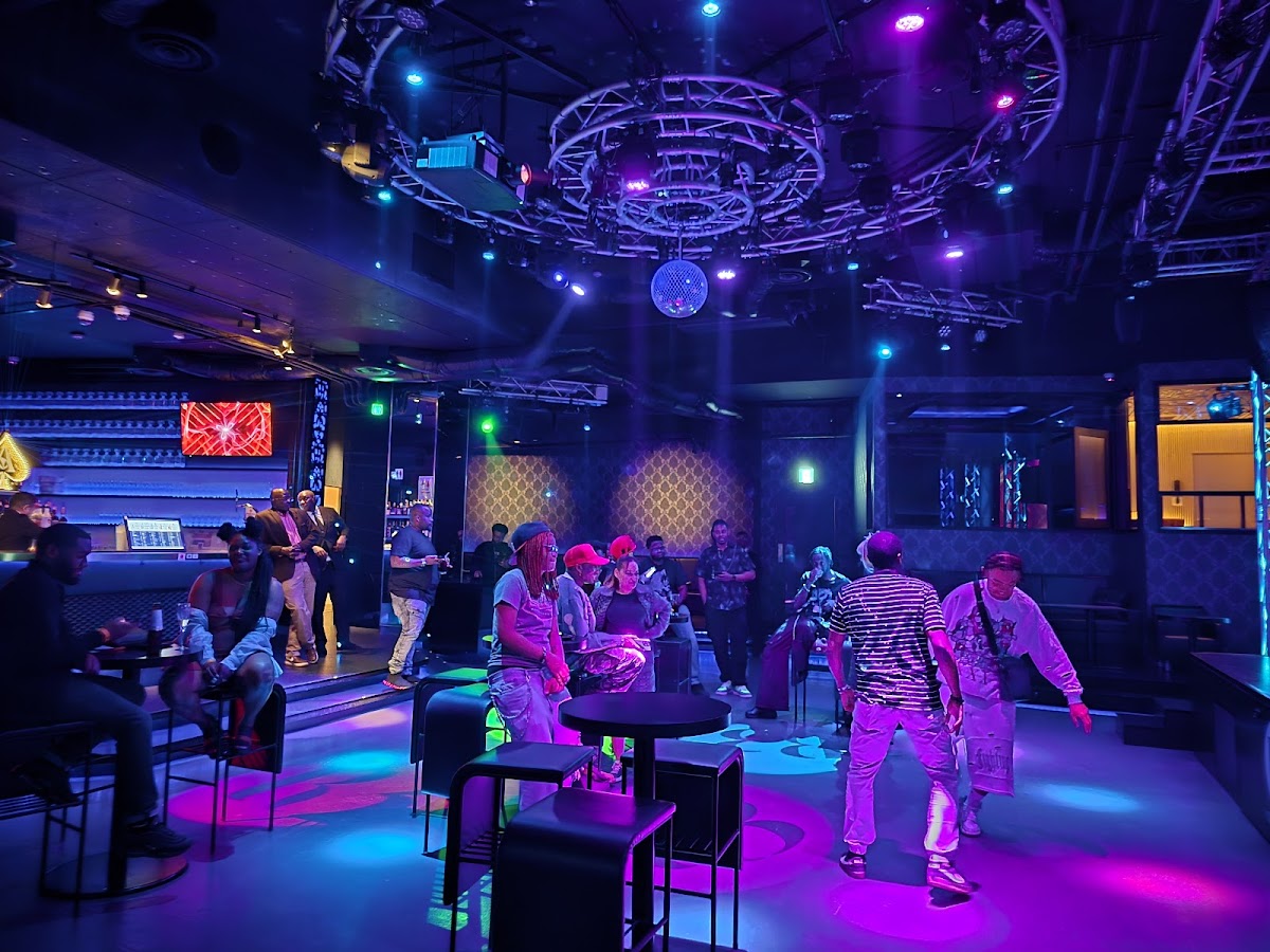 R3 Club Lounge 2