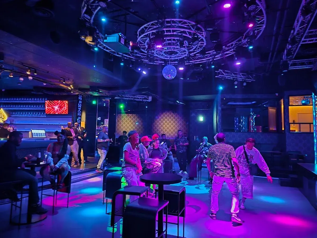 R3 Club Lounge 2